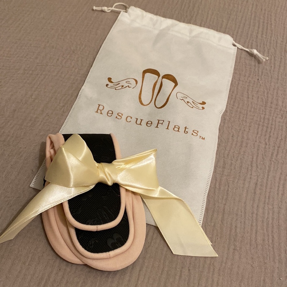 RESCUE FLATS Women's Cream Ballet Flats. Size L. New